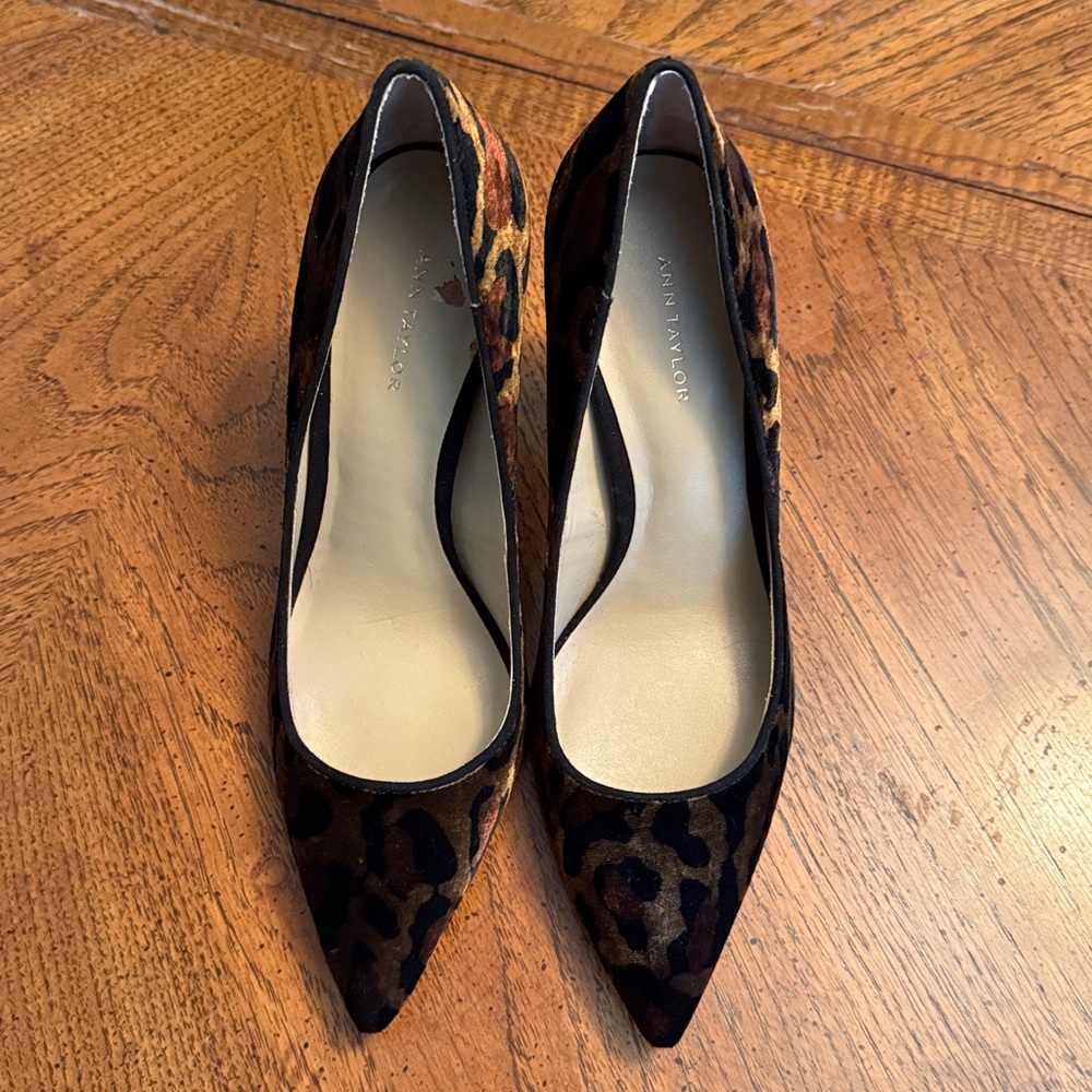 Ann Taylor Elegant Sz.6 Velvet Animal Print 3.5” Heels
